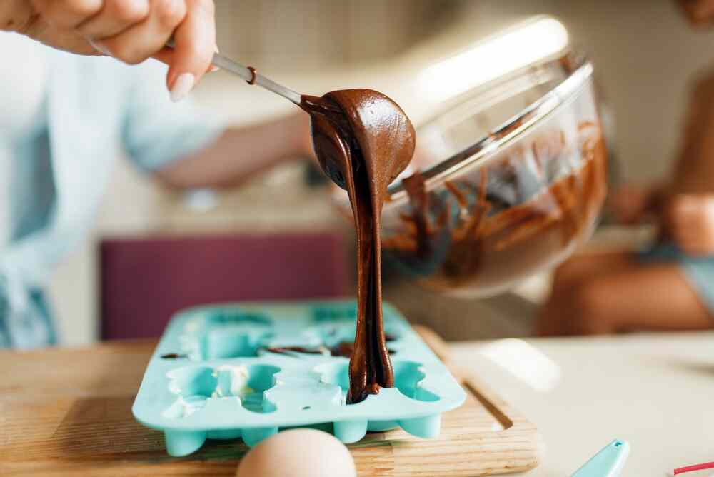 4 Cara Supaya Cokelat Batangan Tetap Cair Setelah Dilelehkan