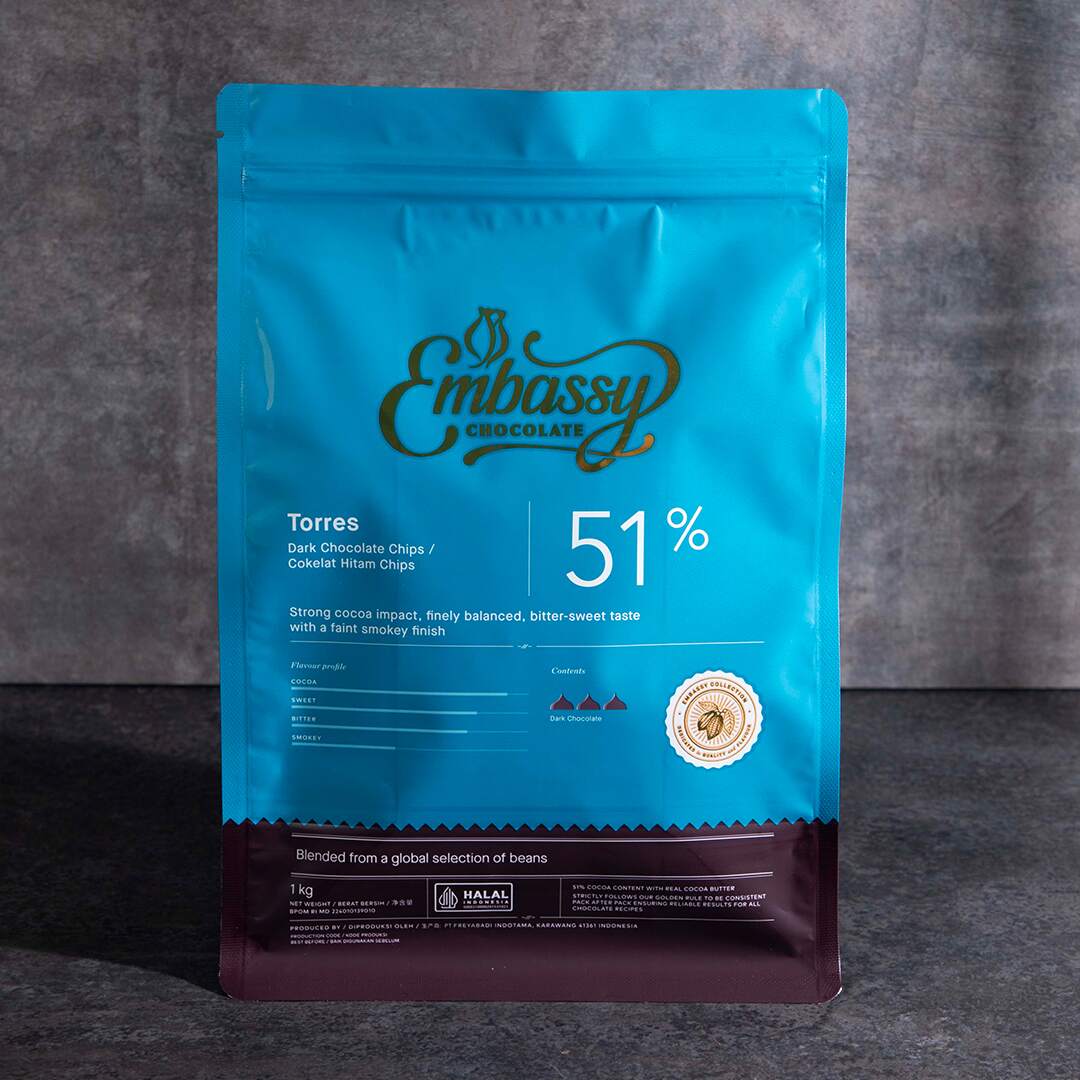 Embassy Torres Dark Chocolate chips 1kg. Strong cocoa impact, finely balanced, bitter-sweet taste with a faint smokey finish.