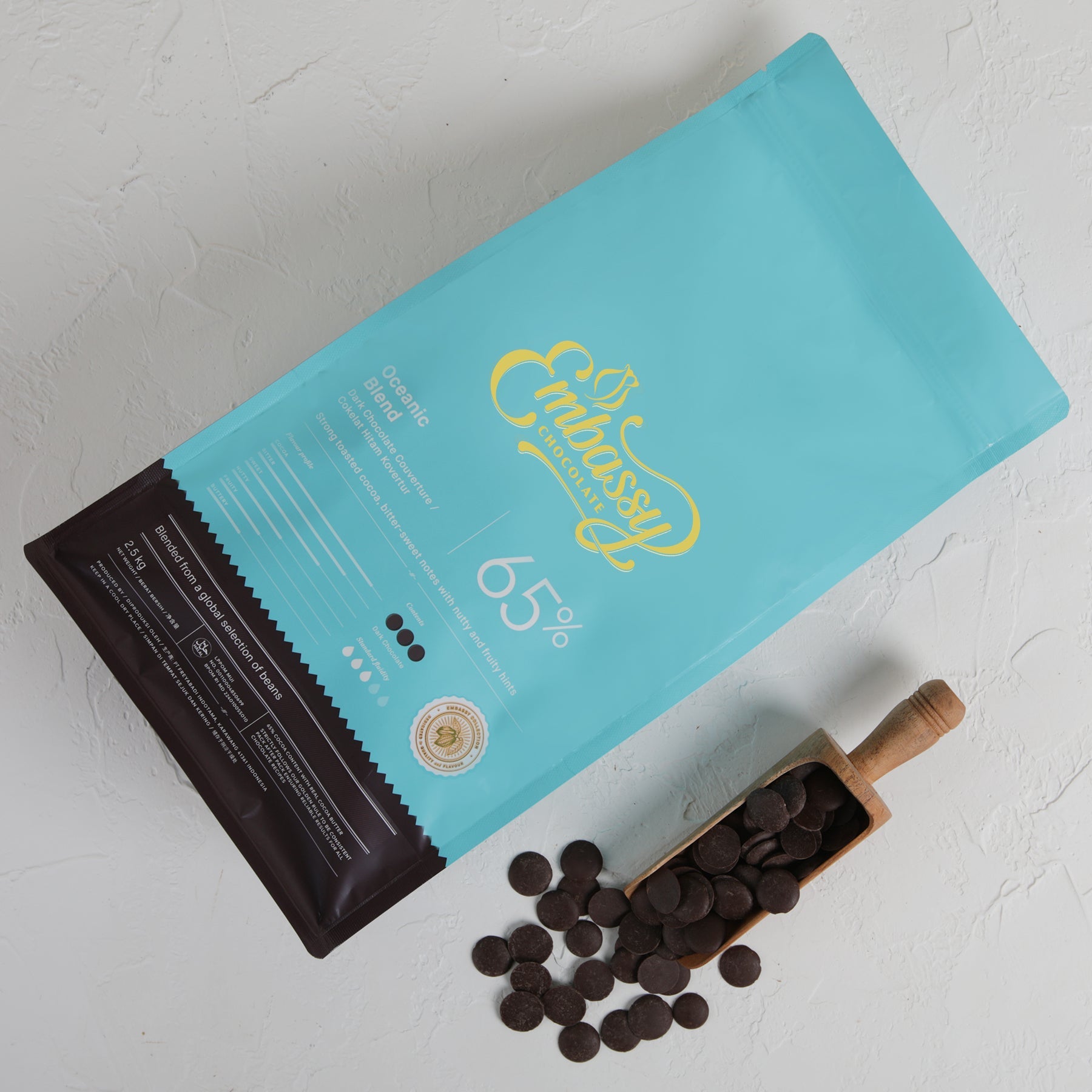 Package & contents view of Embassy Oceanic Blend Dark Couverture Chocolate 1kg (SKU: 8994592013864)